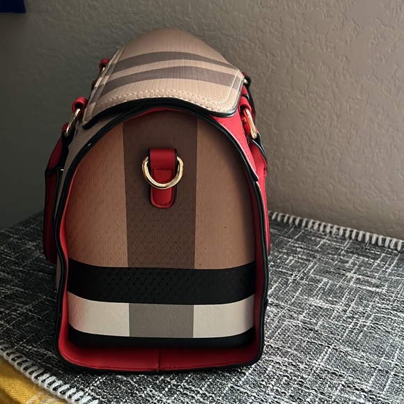 Like new purse, comes with longer strap which can be taken on and off. - Picture 2 of 3